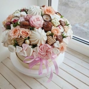 Шляпная коробка с зефиром, шоколадом и цветами