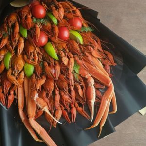 Букет с раками и клешнями краба стригуна