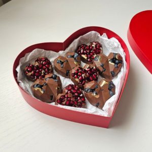 Гранат и голубика в шоколаде