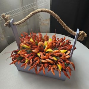 Ящик с раками и креветками