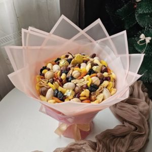 Букет с орехами и сухофруктами