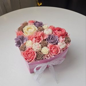 Бокс сердце с шоколадными цветами